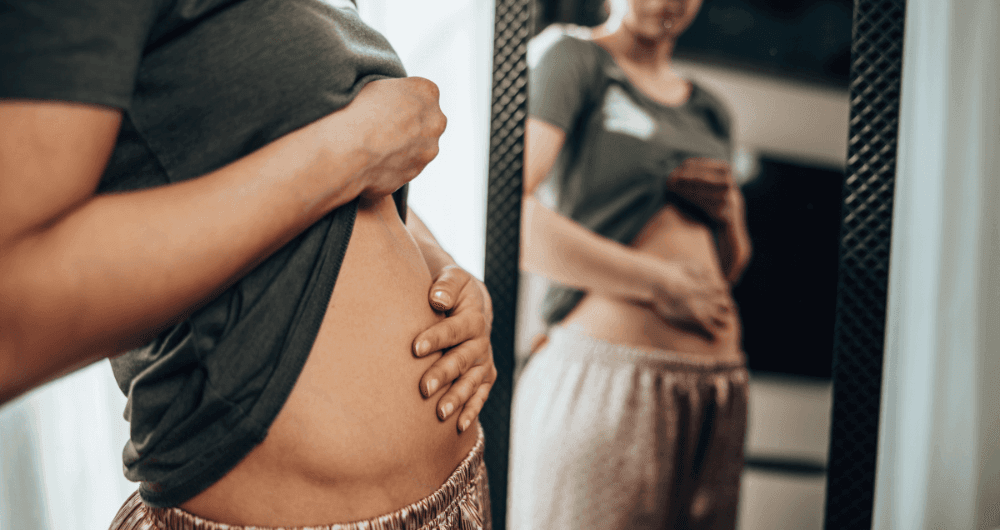 Le ventre gonflé, un des symptômes de l'endométriose