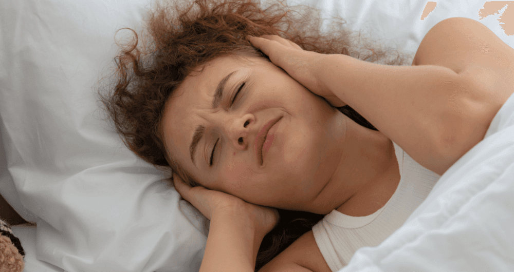 Bruit dans l'oreille quand je suis couché : causes et solutions